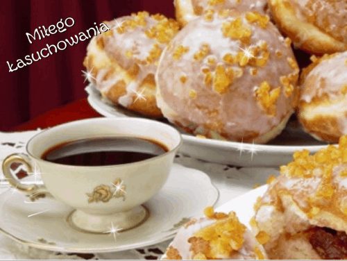 Błyszczące pączki i filiżanka kawy na tłusty czwartek